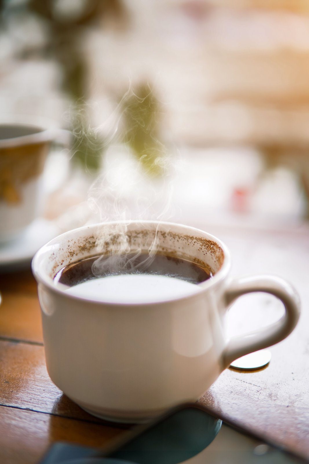 コーヒーが注がれたカップ。下部食道括約筋を緩め胃酸分泌を増やすとされる飲み物