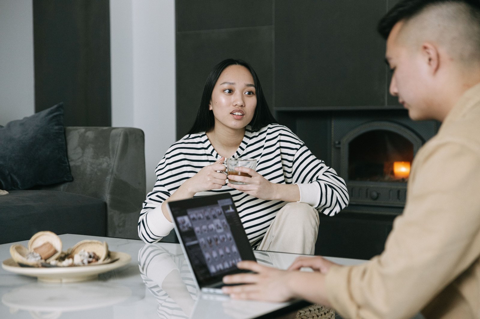 コーヒーを飲みながら静かに向き合って話し合う夫婦