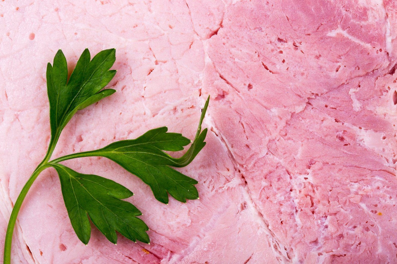 スライスされたハムやベーコンなどの加工肉。亜硝酸ナトリウムが使われることが多い