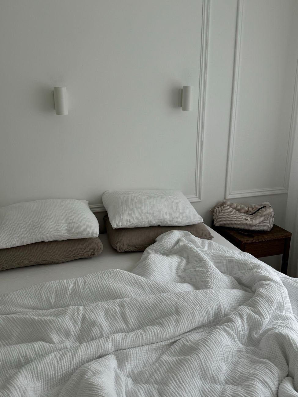 ベッドに置かれた枕。忙しい週にまず削られてしまう6〜7時間の睡眠を表したイメージ