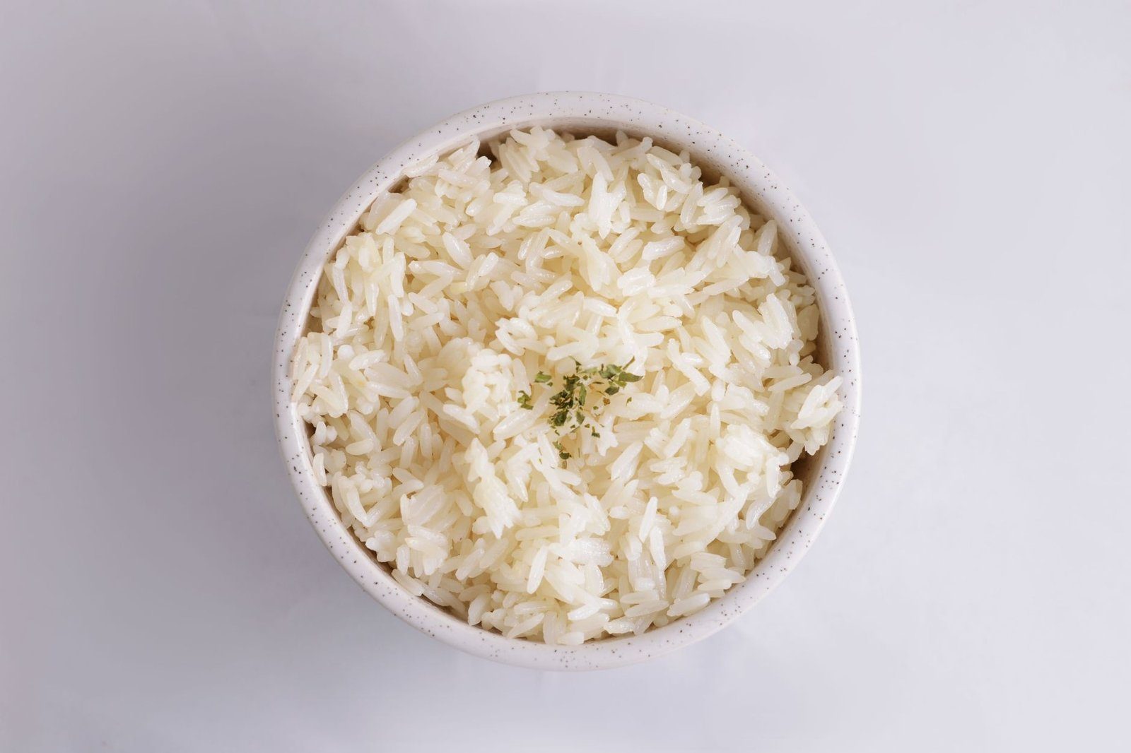 茶碗に盛られた白米。食べ過ぎが内臓脂肪の蓄積につながりやすい主食の例