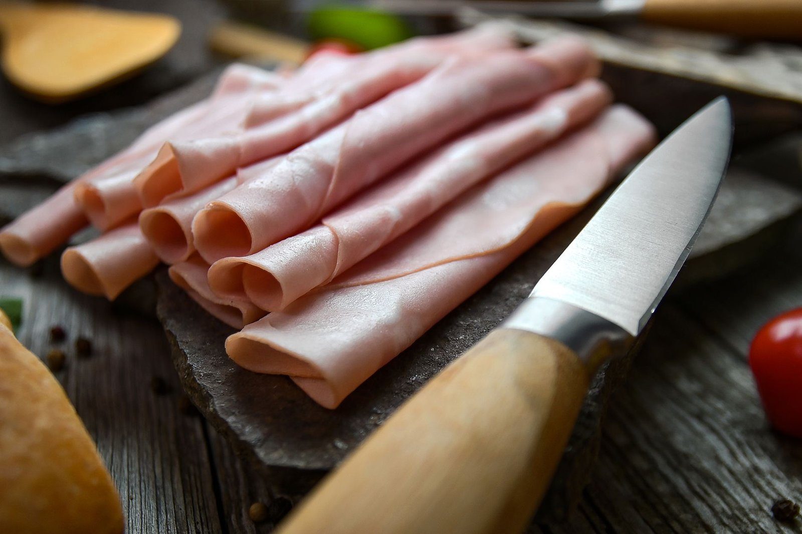 薄切りにされた加工肉。飽和脂肪酸や塩分、亜硝酸塩が肝臓の負担を増やす