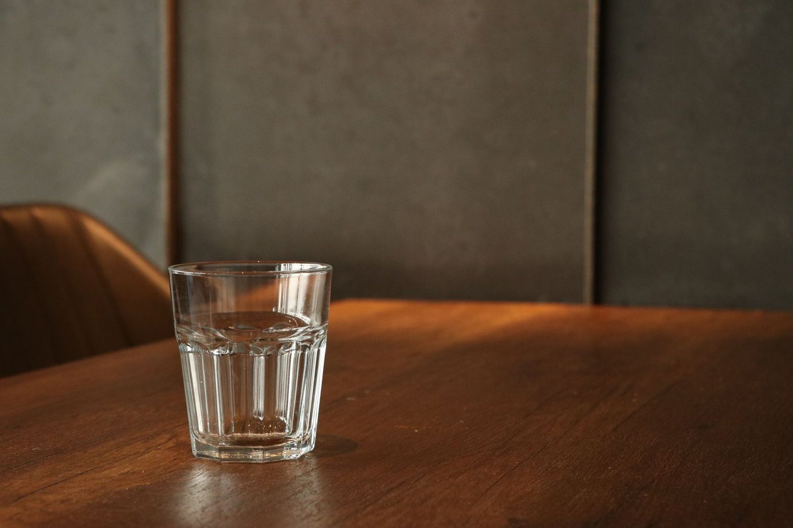コップの水。こまめな水分補給と減塩は両立できる