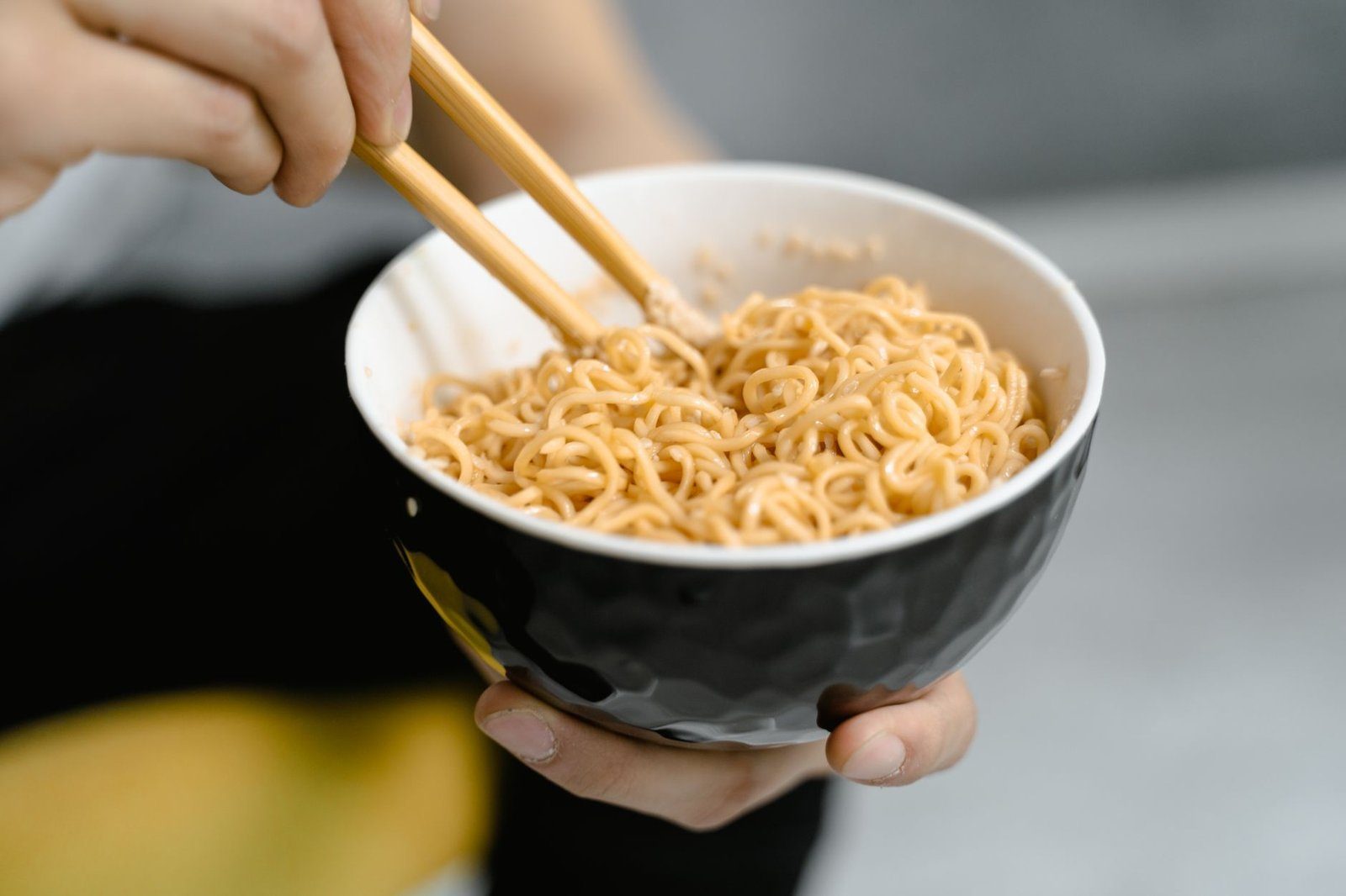 飲み会の締めに食べるラーメン、夜遅い時間の糖質摂取は血糖値スパイクの原因になりやすい
