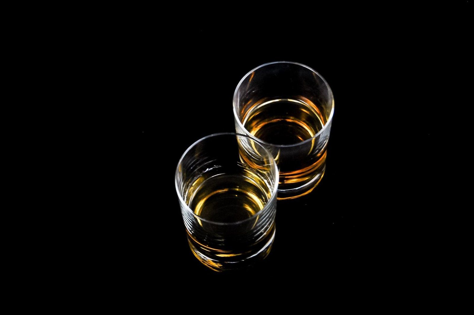 グラスに注がれたお酒。長期間の多量飲酒は慢性膵炎の最も多い原因