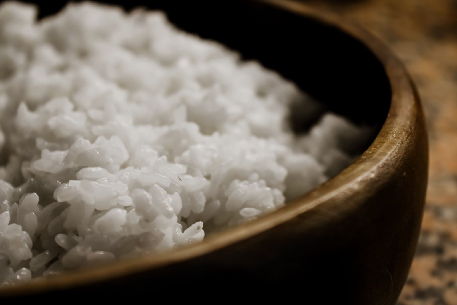 茶碗によそわれた白米。主食を五分づき米や玄米に寄せると食物繊維をとりやすくなる