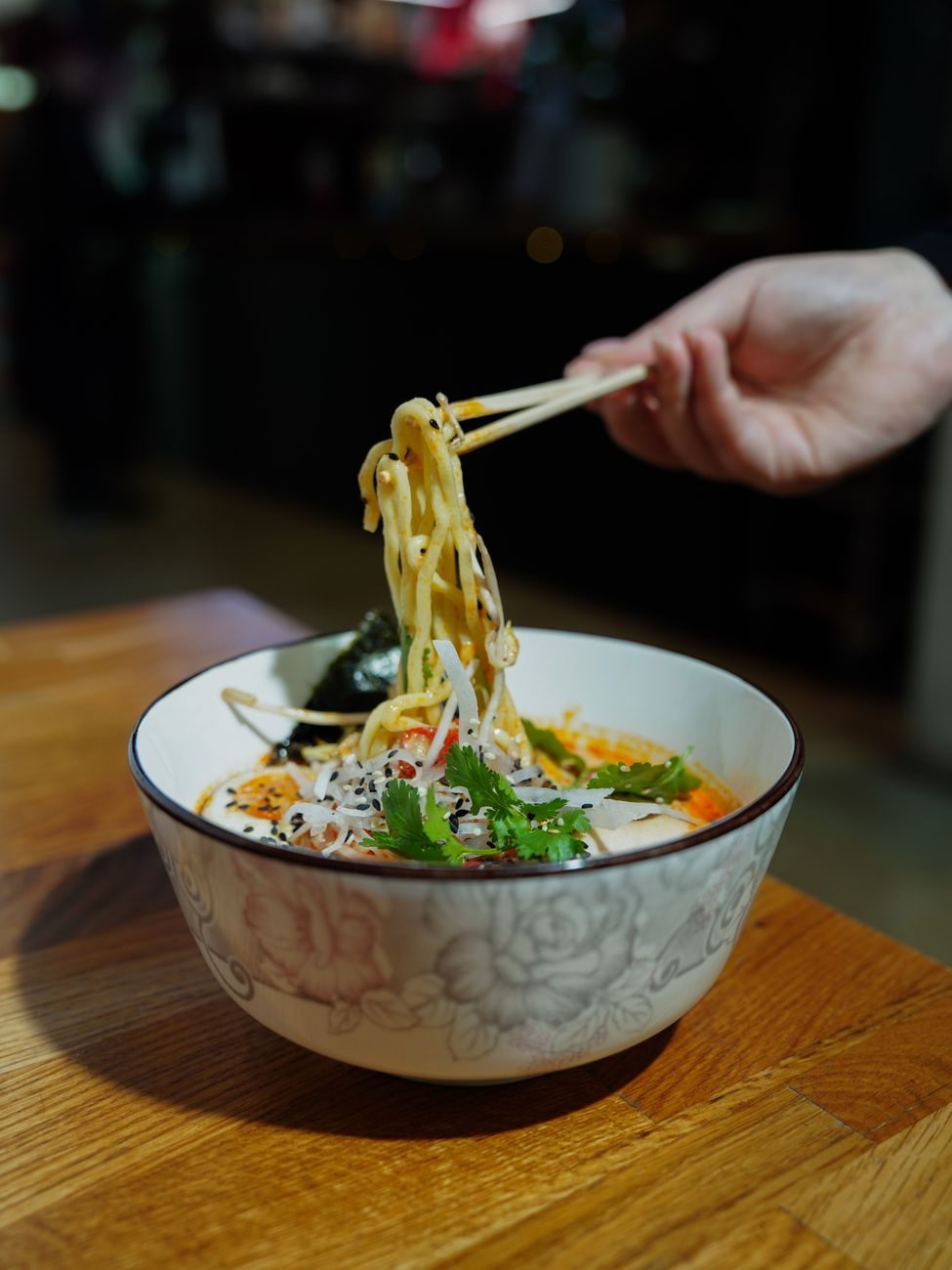 ラーメンなど、脂質と食塩がまとめて多くなりやすい外食の一例