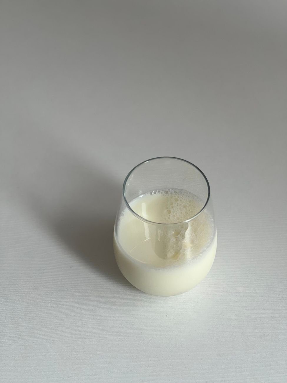 コップ1杯の牛乳。成人では250〜375ミリリットル以上でようやく症状が出ることが多い