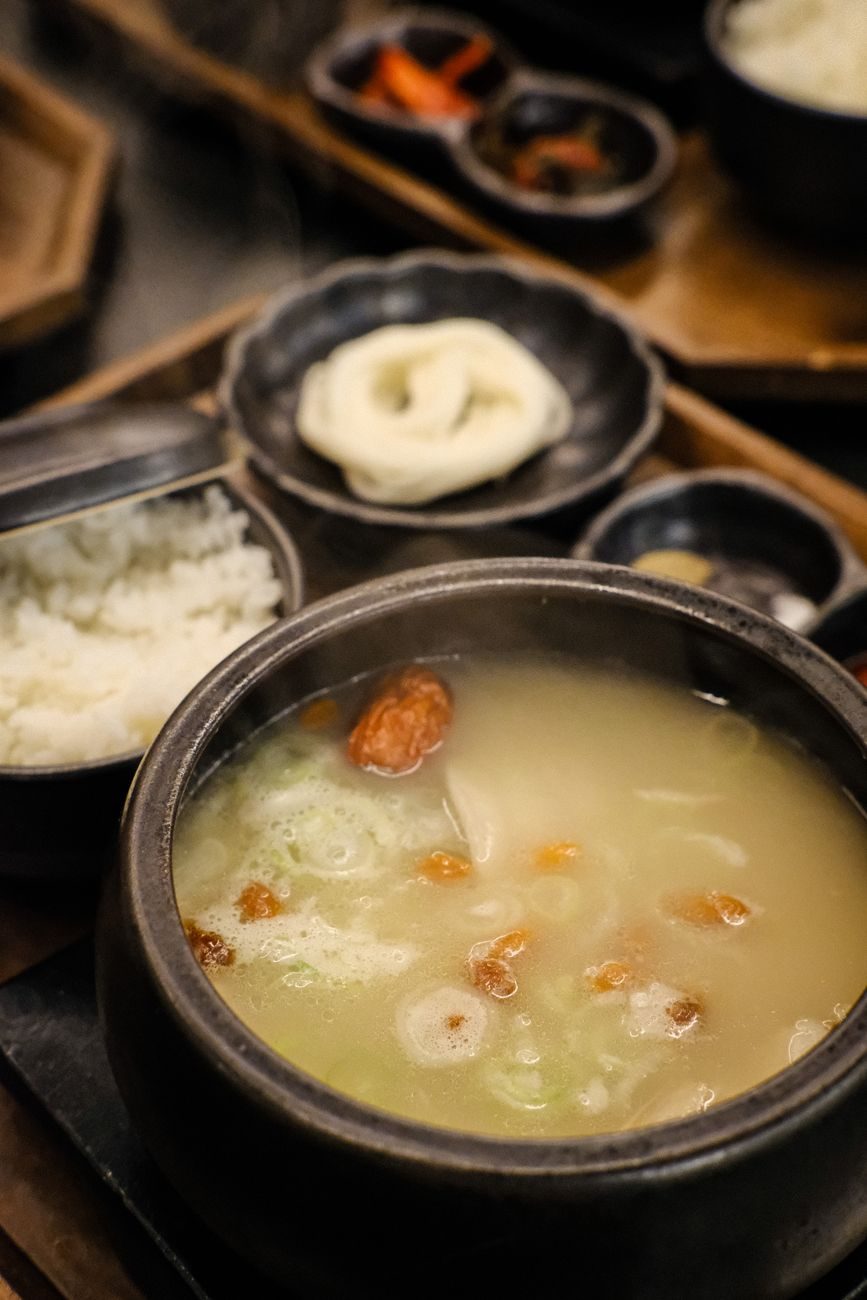 長時間煮込んだ脂の多いスープ、冷やすと表面に白い脂の層ができる高飽和脂肪酸の一例