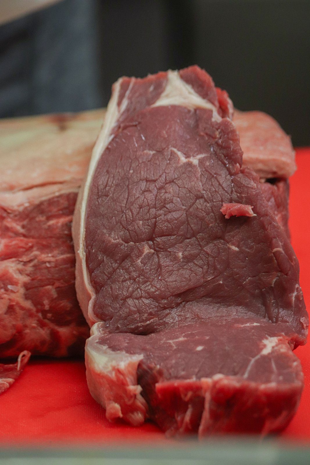 赤身の肉。動物性たんぱく質は食事からの鉄の吸収を助けるとされる