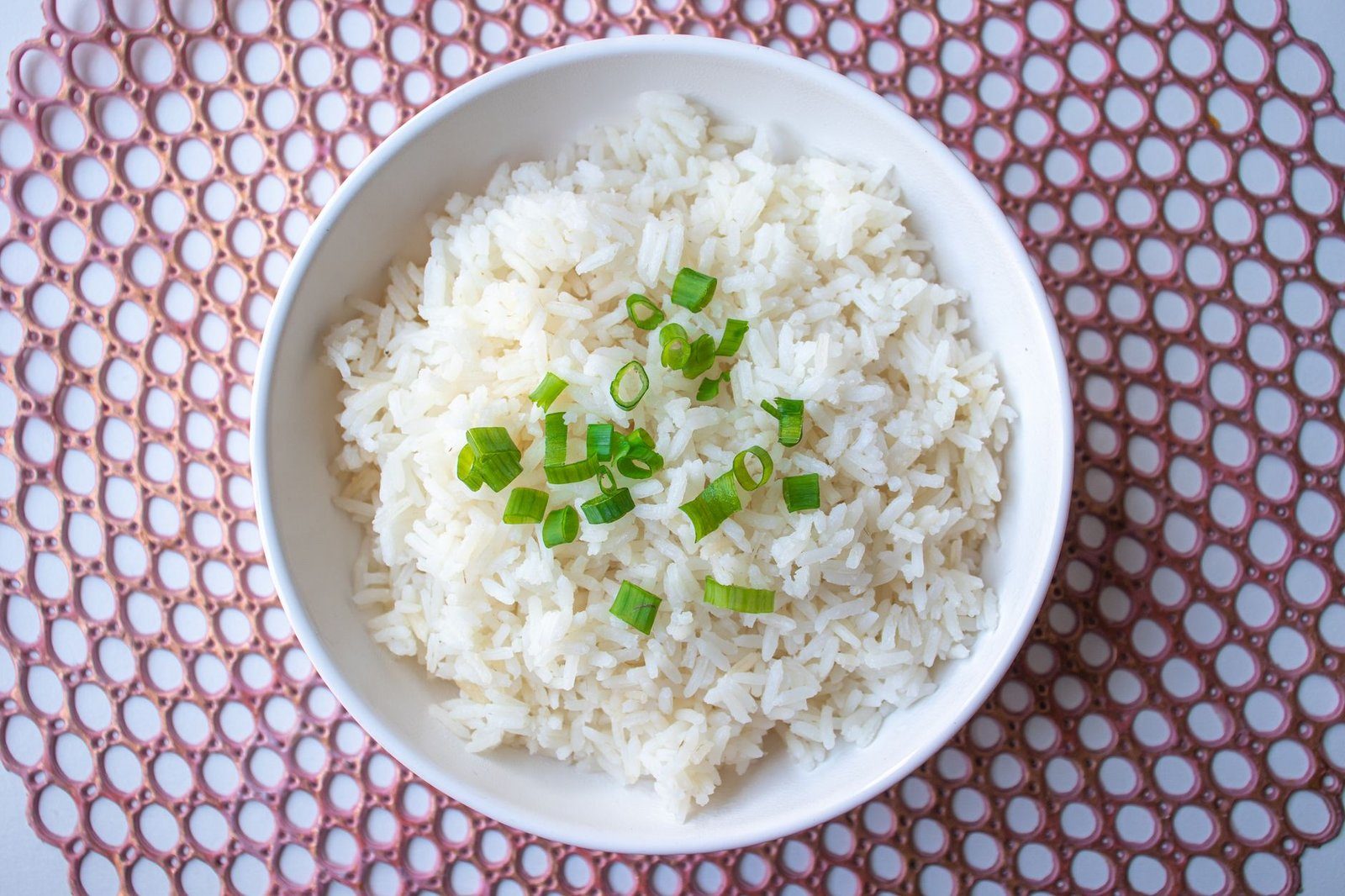 ごはんと食事のイメージ。主食・主菜・副菜をそろえたバランスのよい食事が減量の基本になる