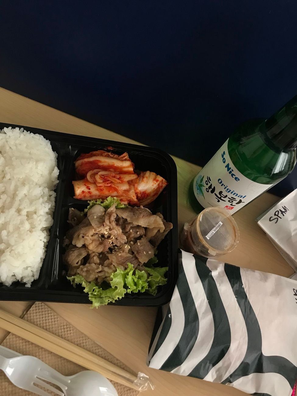 コンビニ弁当と清涼飲料水、ビタミンB1が不足しがちな食生活の一例