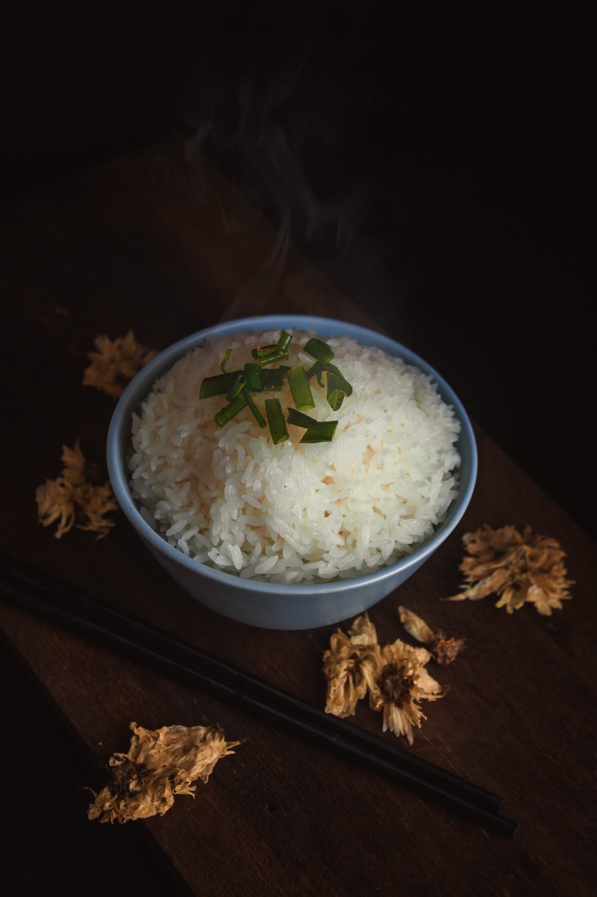 공기에 담긴 흰쌀밥, 혈당지수가 높아 간의 지방 합성을 자극하는 주식