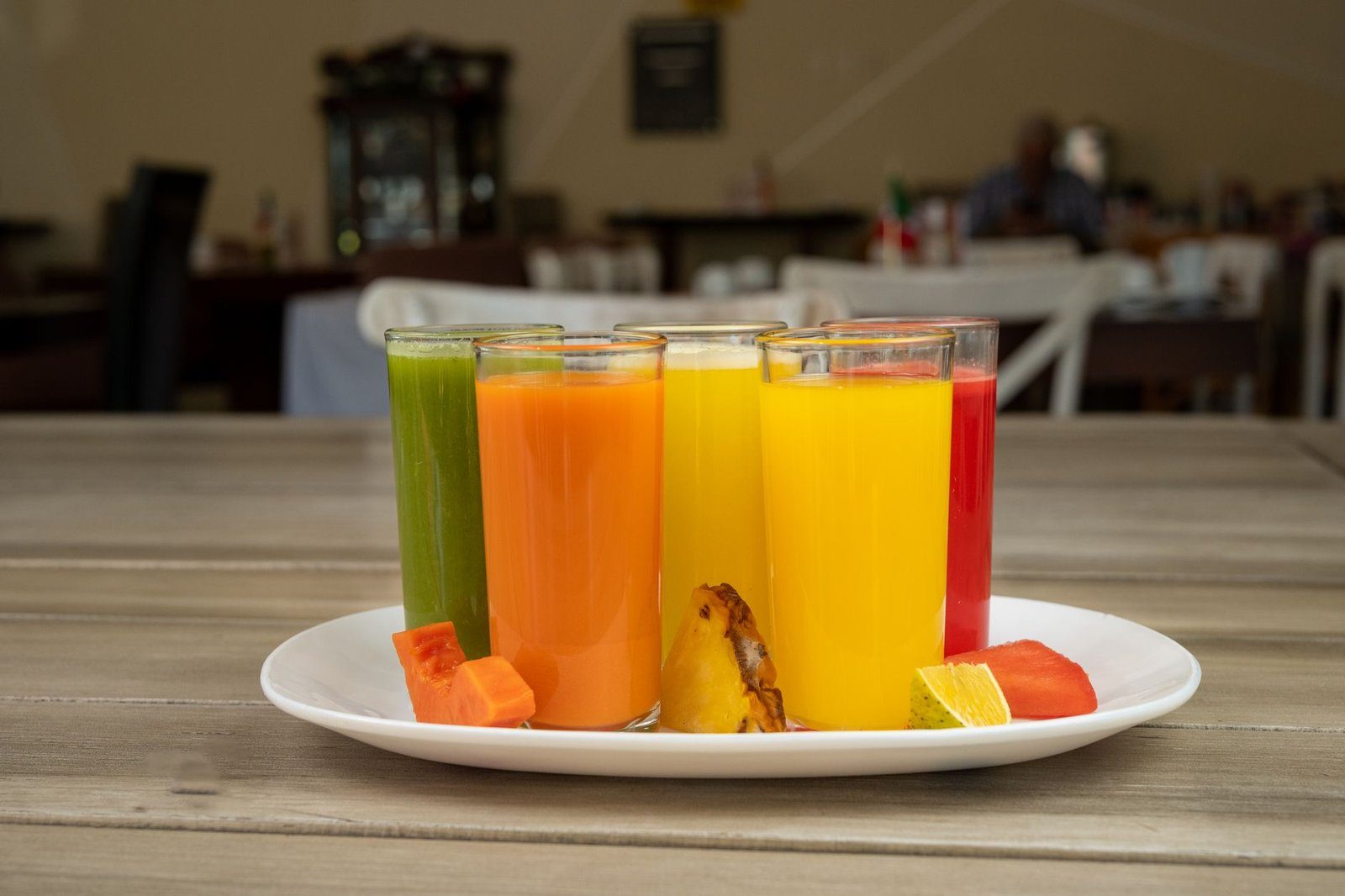Vruchtensap in een glas, een drankje dat ongemerkt veel suiker levert tijdens het afvallen