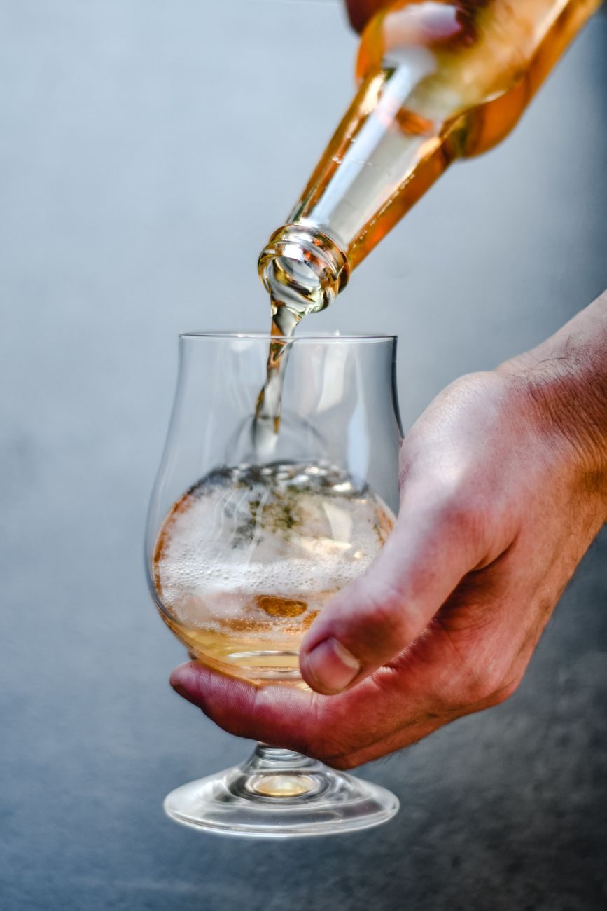 Een glas bier dat wordt ingeschonken, een alcoholische drank die de bloedvaten in het binnenoor kan verwijden