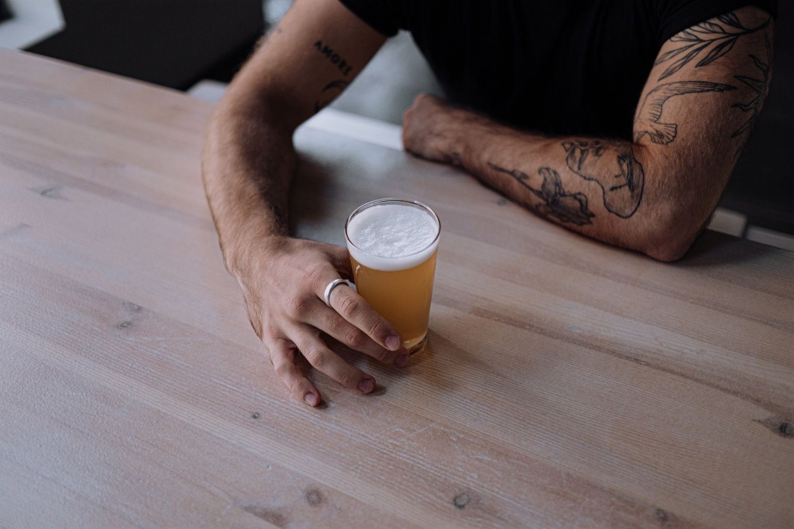 Glazen bier op een tafel