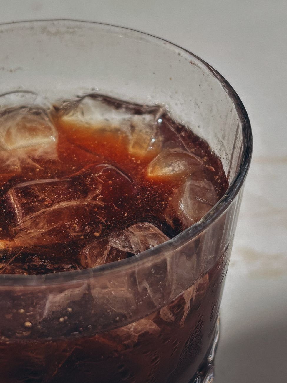 Glas frisdrank met ijsblokjes