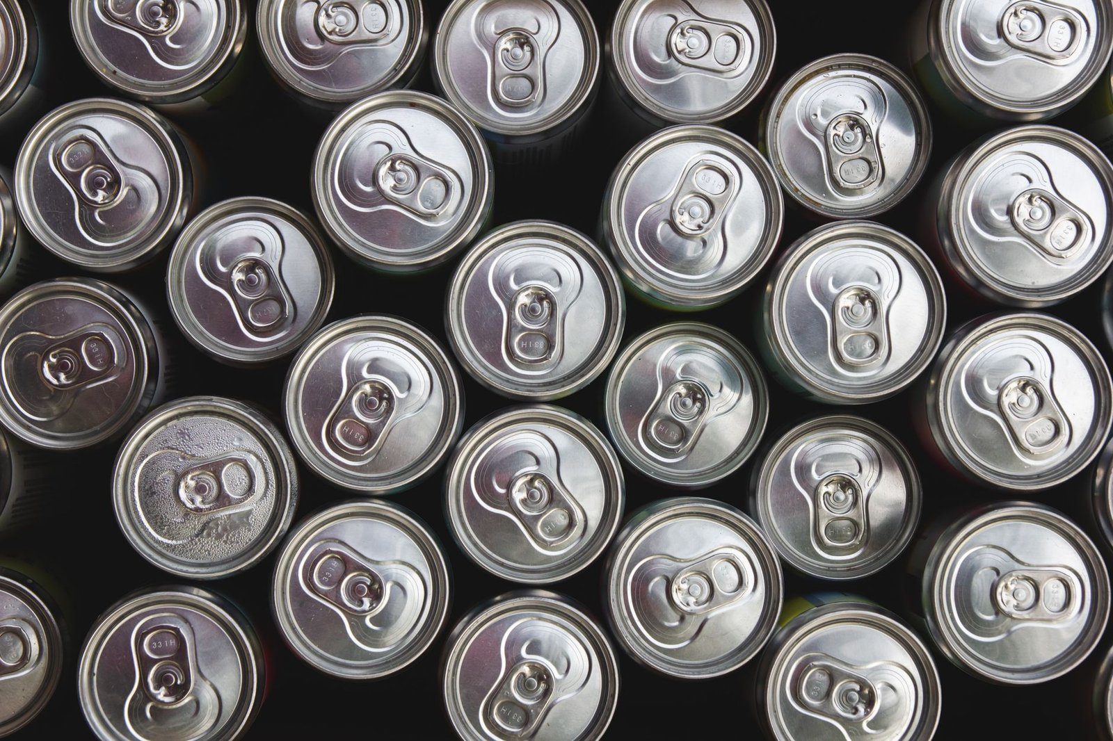 Blikje energiedrank met cafeïne, dat vooral hartkloppingen en slaapproblemen kan geven