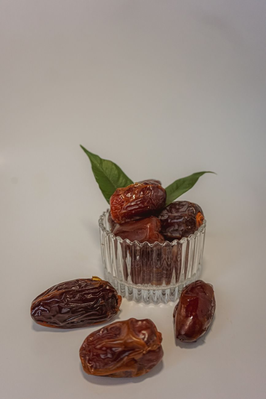 Torkad frukt i en skål, en av de järnkällor som rekommenderas för vegetarisk mat