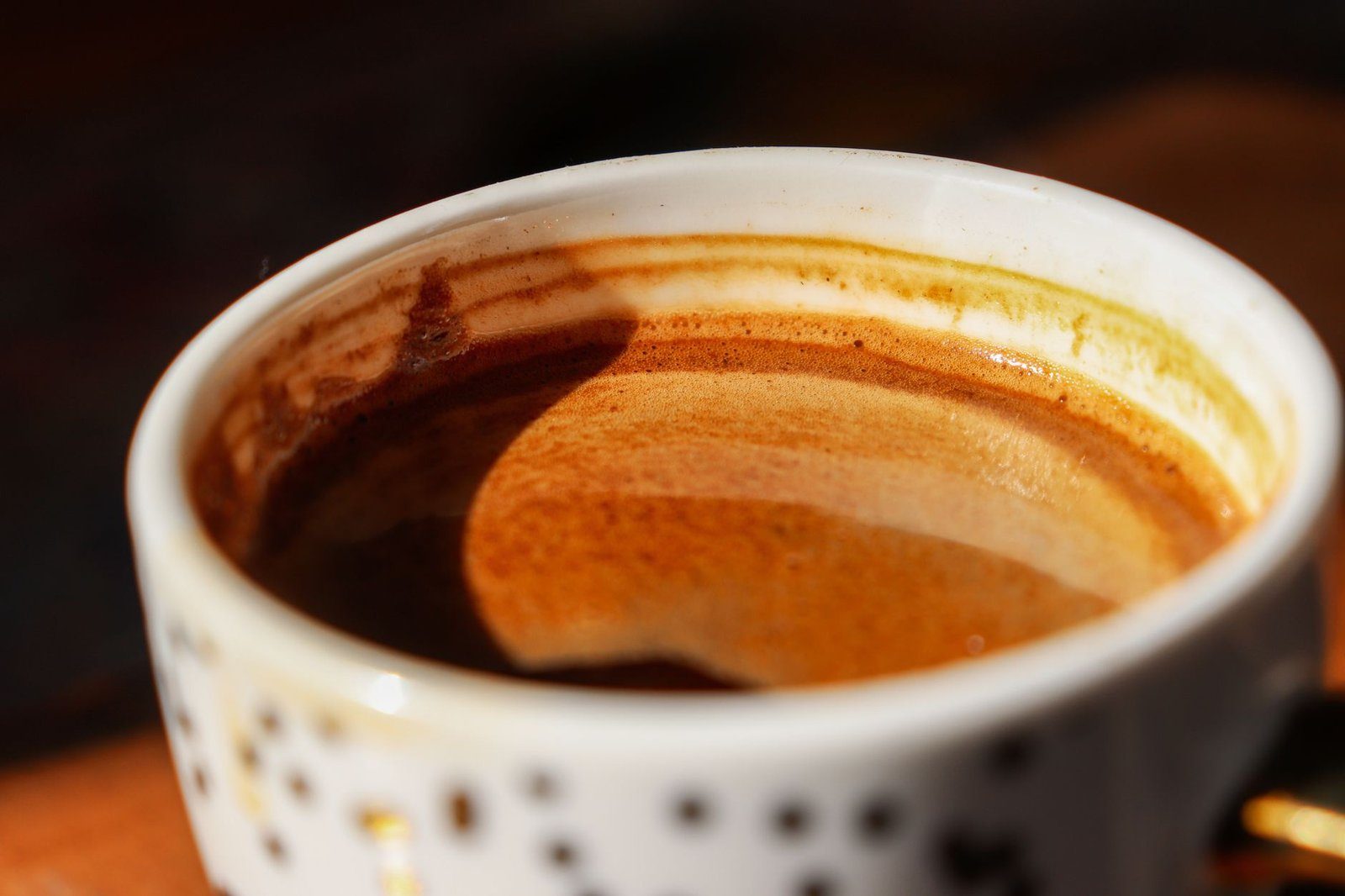 En kopp kaffe, vars polyfenoler minskar upptaget av icke-hemjärn