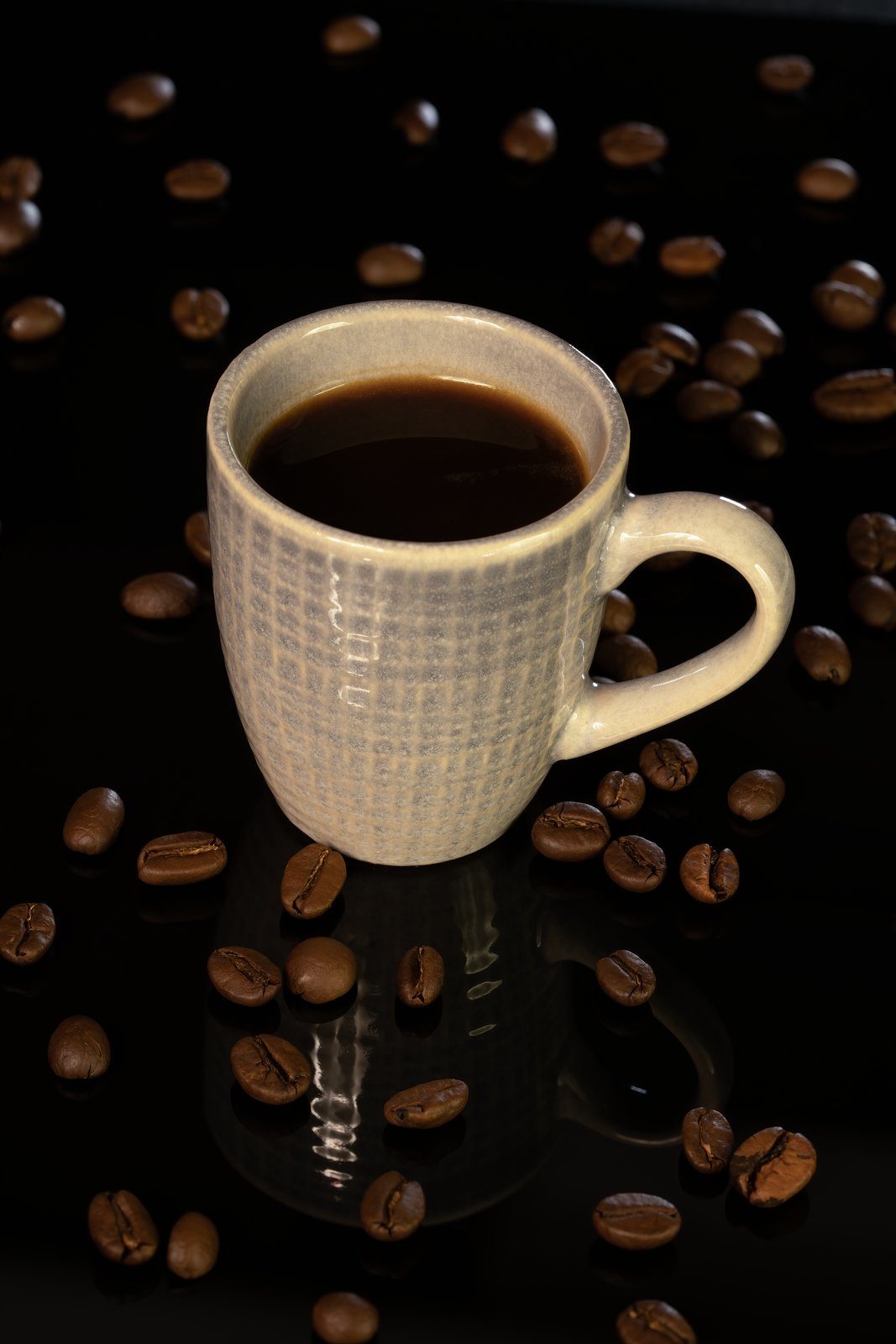 En kopp kaffe, vars koffein och syra kan torka ut munnen och bidra till dålig andedräkt