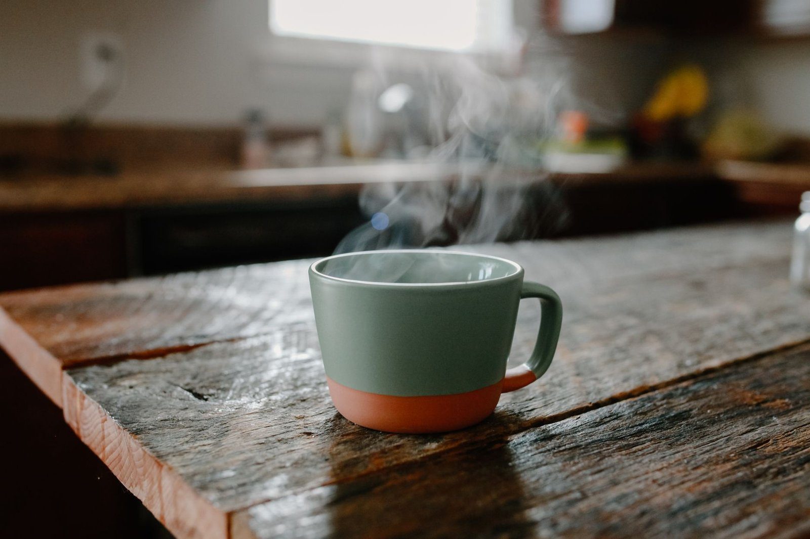 En kopp kaffe bredvid en måltid, en vana som kan bromsa upptaget av icke-hemjärn