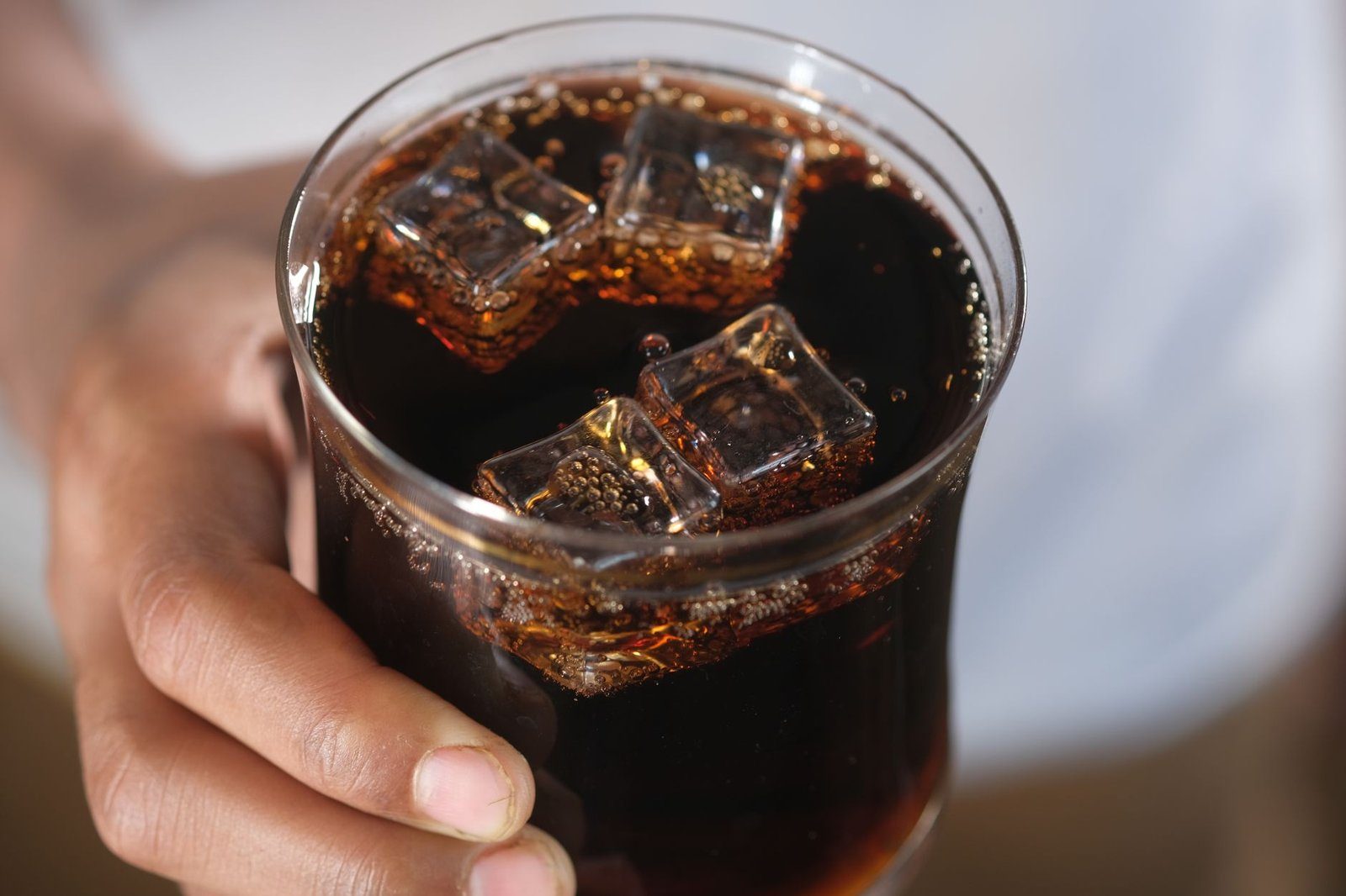 Läsk i glas: mat och dryck med mycket energi är en av de vanor 1177 pekar ut