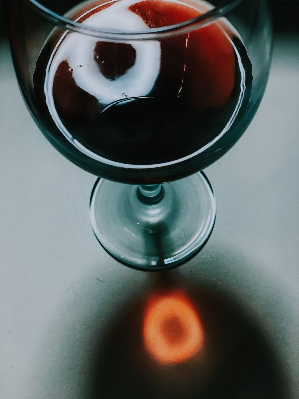 Ett glas rödvin, ett av de livsmedel som ofta pekas ut som utlösande vid migrän